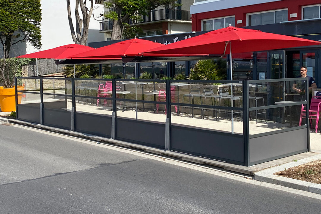 Pare-vent et parasols installés au restaurant Grain de folie à Pornichet (44) par ESPACIO