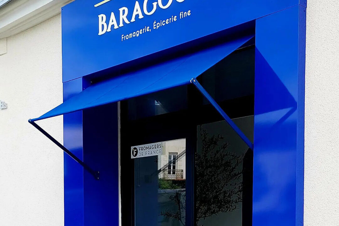 Store projection installé à la fromagerie Baràgouda à Bouguenais (44) par ESPACIO