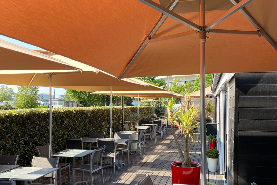 Parasols Cortina installés au restaurant Carrément Boeuf à Saint-Herblain (44) par ESPACIO