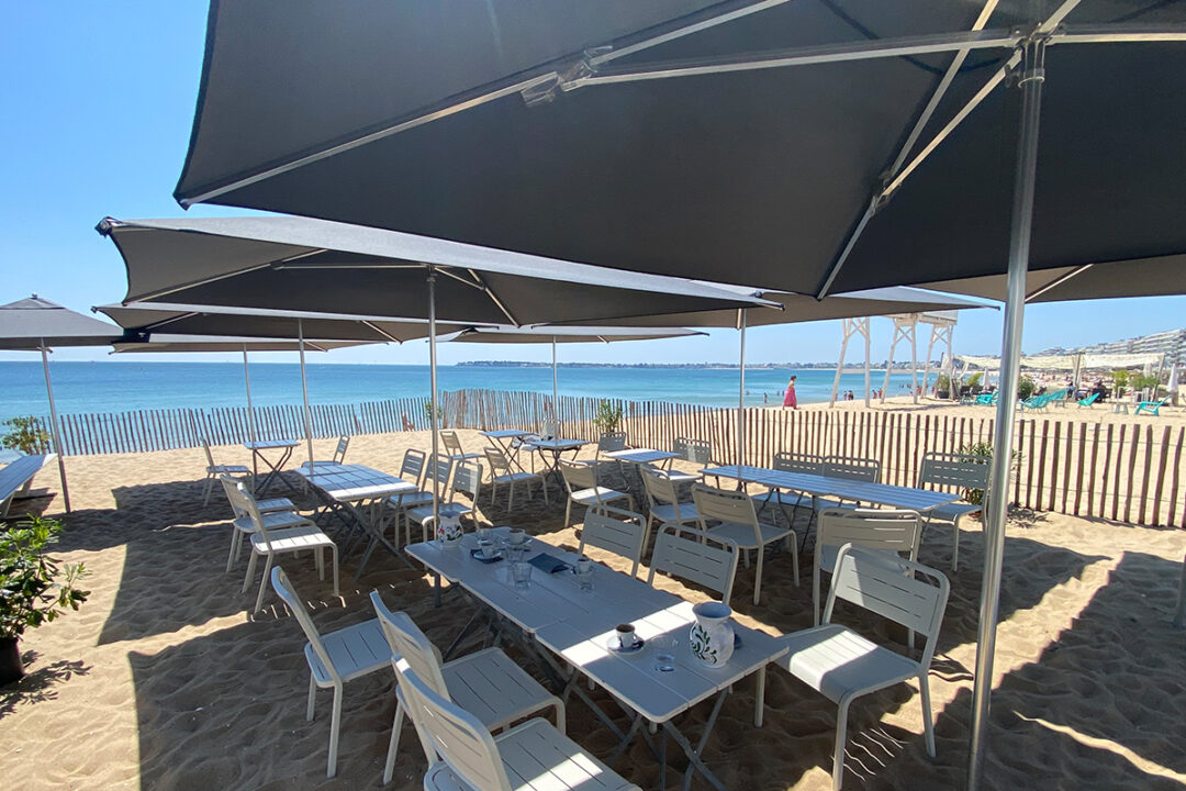 Parasols Cortina installés au restaurant Monica à La Baule (44) par ESPACIO