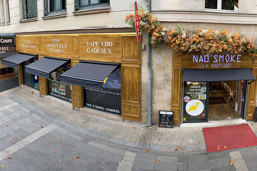 2 modèles de stores installés : stores Genes et store bannette à projection Gris installés à la boutique Nao'Smoke à Nantes (44) par ESPACIO.