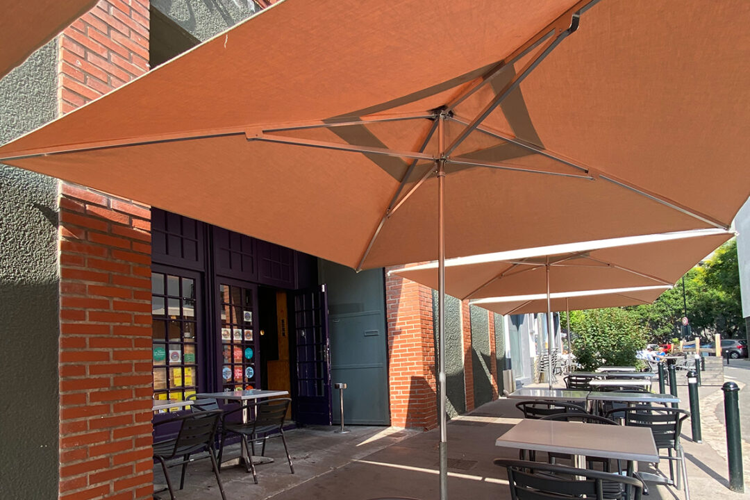 4 parasols Cortina couleur Caramel de 3x3 m installés au restaurant Izakaya Joyi à Nantes (44) par Espacio