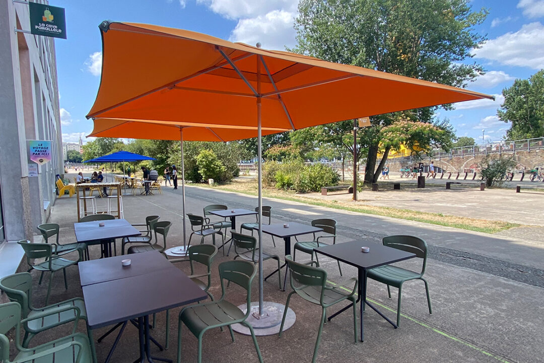 2 parasols Cortina orange installés à la terrasse de la Cave Parallèle à Nantes (44) par ESPACIO