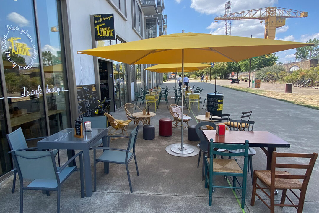 3 parasols Cortina jaune installés à la terrasse du café boutique La Grue Jaune à Nantes (44) par ESPACIO