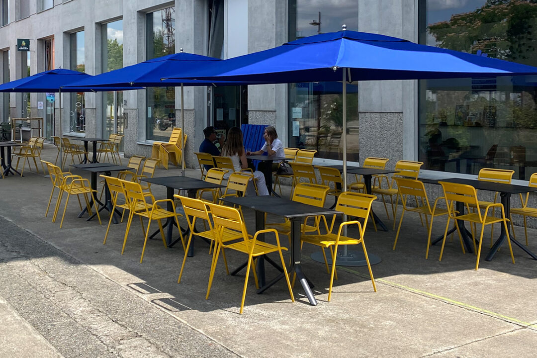 3 parasols Cortina bleu installés à la terrasse du bar Sidras à Nantes (44) par ESPACIO