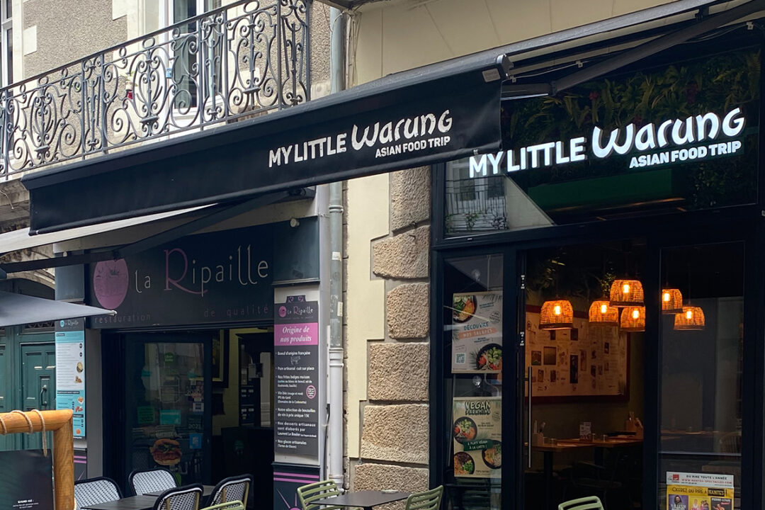 Store banne bras croisés installé au restaurant MY LITTLE WARUNG à Nantes (44) par Espacio.