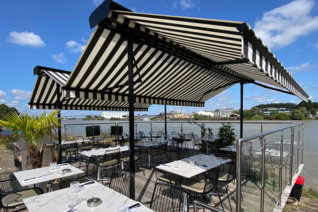 2 stores double pente maxi abri avec toile rayée noire et blanche installés à la terrasse du restaurant La Civelle à Rezé (44) par ESPACIO.