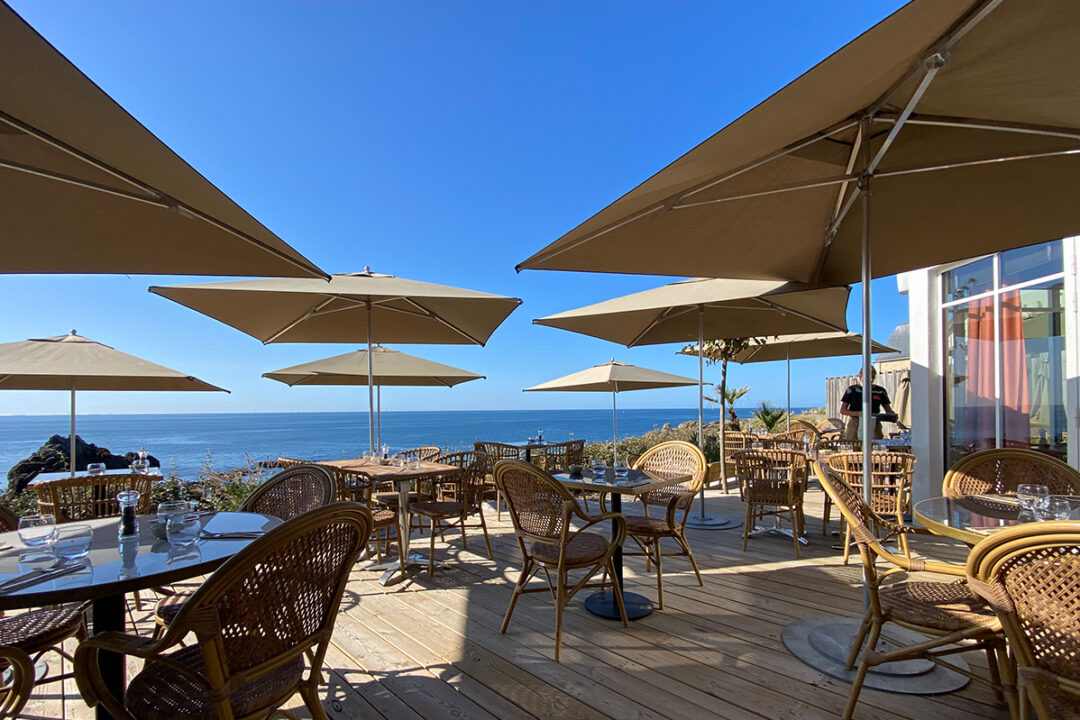 Parasols Cortina gris installés à la terrasse du restaurant Coco à Batz-sur-Mer (44) par ESPACIO