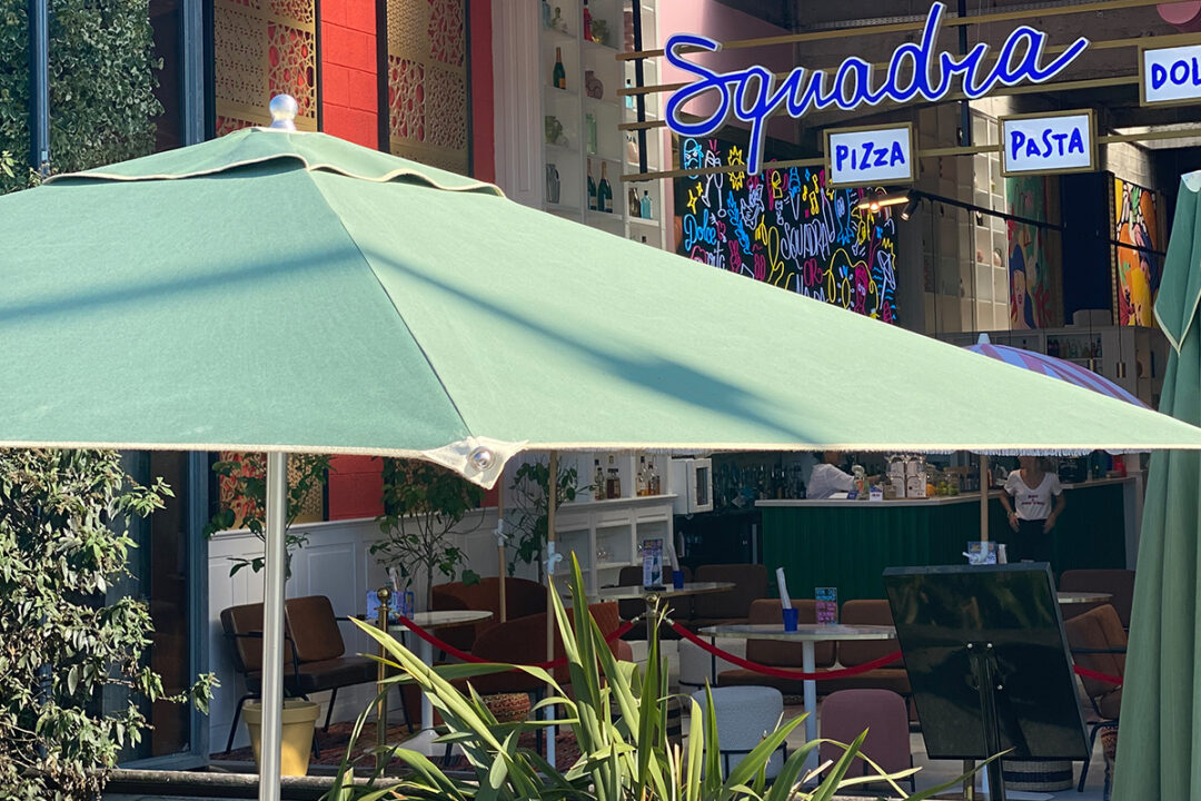 Parasols Cortina avec toile coloris A101 OLIVE et finitions en sable/ivoire de différentes dimensions installés à la terrasse du restaurant Squadra à Nantes (44) par ESPACIO.