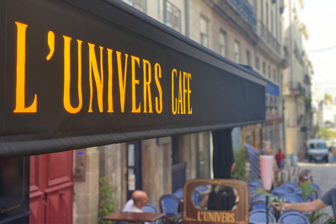 Store Banne Madrid avec lambrequin lumineux installé à L'Univers Café à Nantes (44) par ESPACIO.