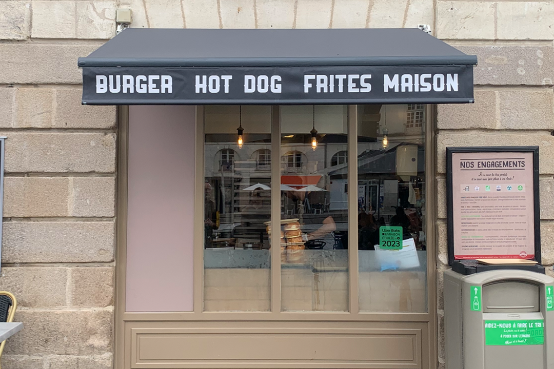 Store banne avec toile grise et lambrequin peint installé au restaurant ROADSIDE à Nantes (44) par ESPACIO.