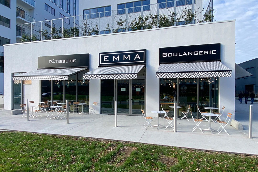 Stores bannes installés à la boulangerie EMMA à Saint-Herblain (44) par ESPACIO