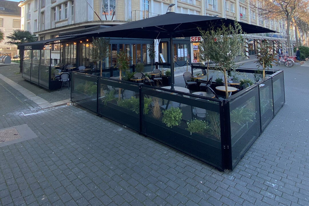 Store + parasol géant + par-vent installés à la terrasse du restaurant Churchill à St-Nazaire (44) par ESPACIO.