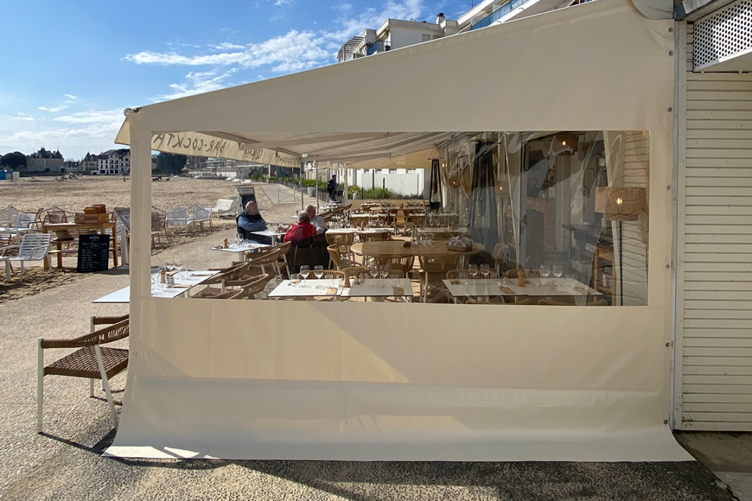 Joue latérale store banne installée au restaurant/bar QG Beach au Pouliguen (44) par ESPACIO.