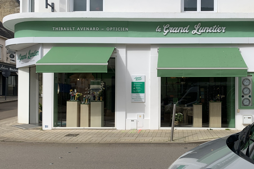 Ré-entoilage de stores pour l'opticien Le Grand Lunetier à Pontchâteau (44) par ESPACIO.