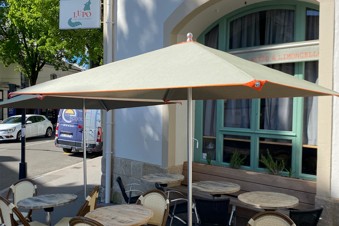 Parasols Cortina installés à la terrasse de la pizzeria LUPO à Nantes (44) par ESPACIO
