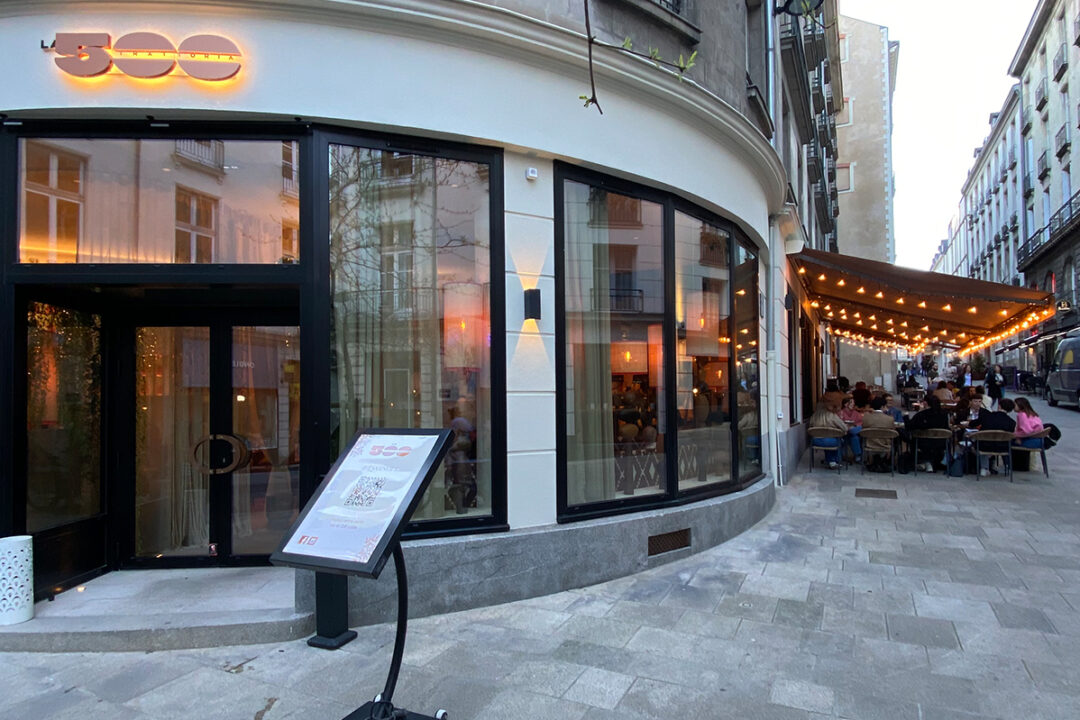 Deux stores banne Madrid installés au restaurant La 500 à Nantes (44) par ESPACIO