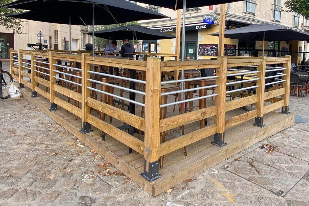 Terrasse bois et parasols Cortina installé au bar Le Saint-Mihiel à Nantes 44 par ESPACIO