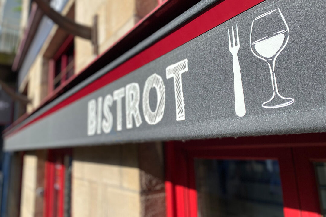Un store banne avec lambrequin peint installé au restaurant Les Copains d'Abord à Nantes (44) par ESPACIO.