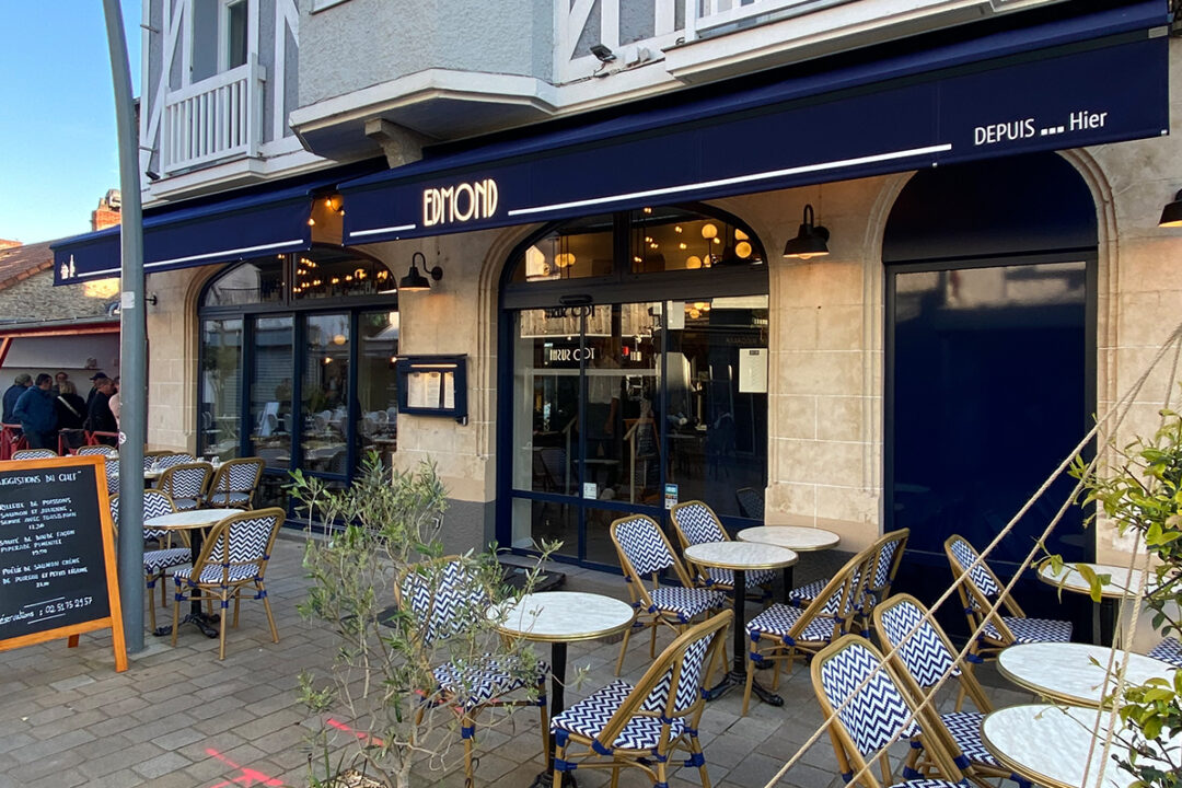 Store banne Madrid avec lambrequin lumineux installé au restaurant Edmond à Pornichet (44) par ESPACIO