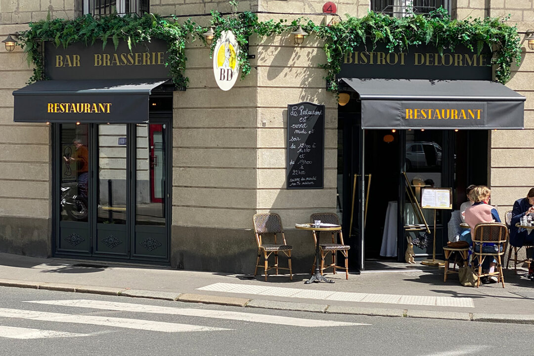 2 stores banne Madrid avec lambrequin lumineux installés au Bistrot Delorme à Nantes (44) par Espacio