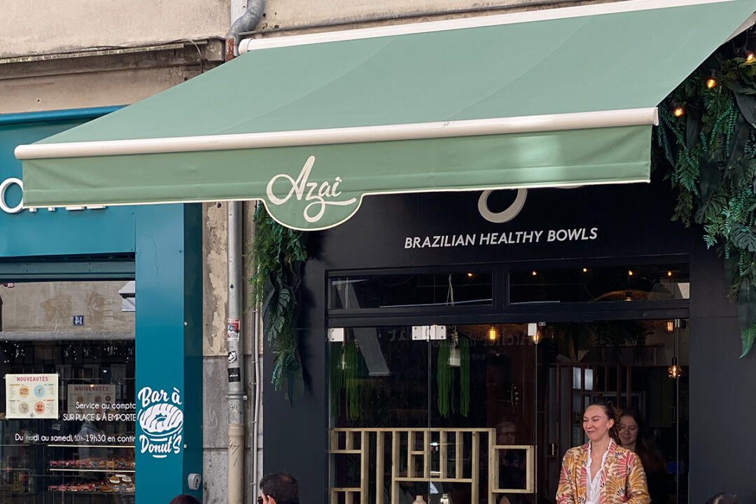 Store banne avec lambrequin peint à la découpe originale installé au restaurant Azaï à Nantes (44) par ESPACIO