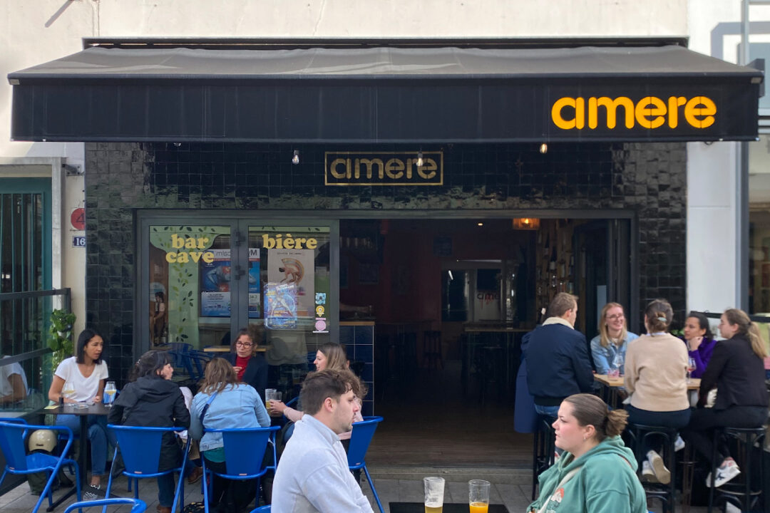 Store banne Madrid avec lambrequin lumineux installé au bar Amere à Nantes (44) par ESPACIO.