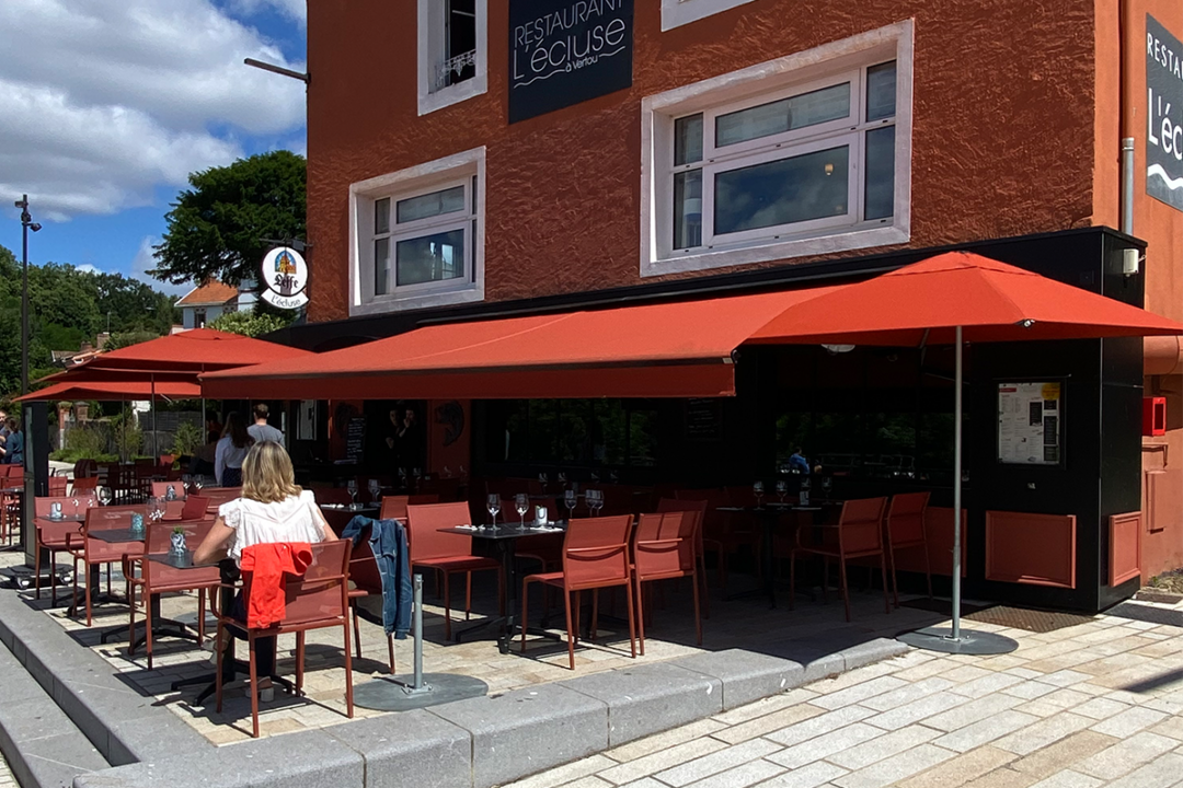 Store banne Madrid de 7 m installé pour le restaurant L'Ecluse à Vertou (44) par Espacio