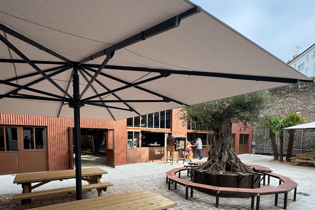 3 parasols géants Noblesse de 6x4 mètres installés au Marché des Arts à Nantes (44) par ESPACIO