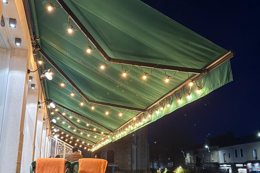 Guirlande LED installée sur le store banne du restaurant-bar The Jungle à Ste Luce (44) par ESPACIO