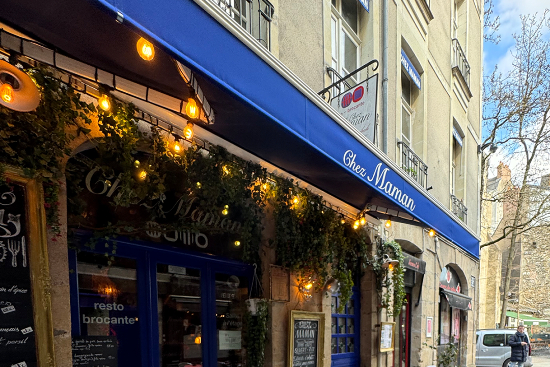 Ré-entoilage du store du restaurant Chez Maman à Nantes (44) par ESPACIO