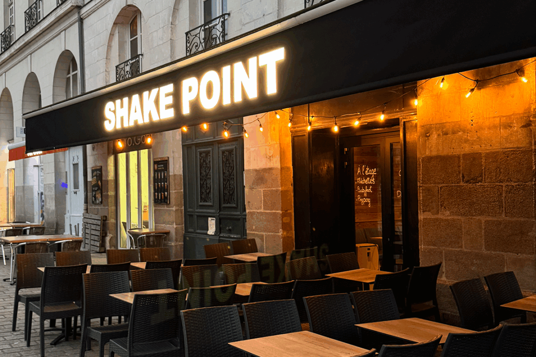 Lambrequin lumineux installé au bar Shake Point à Nantes (44) par ESPACIO
