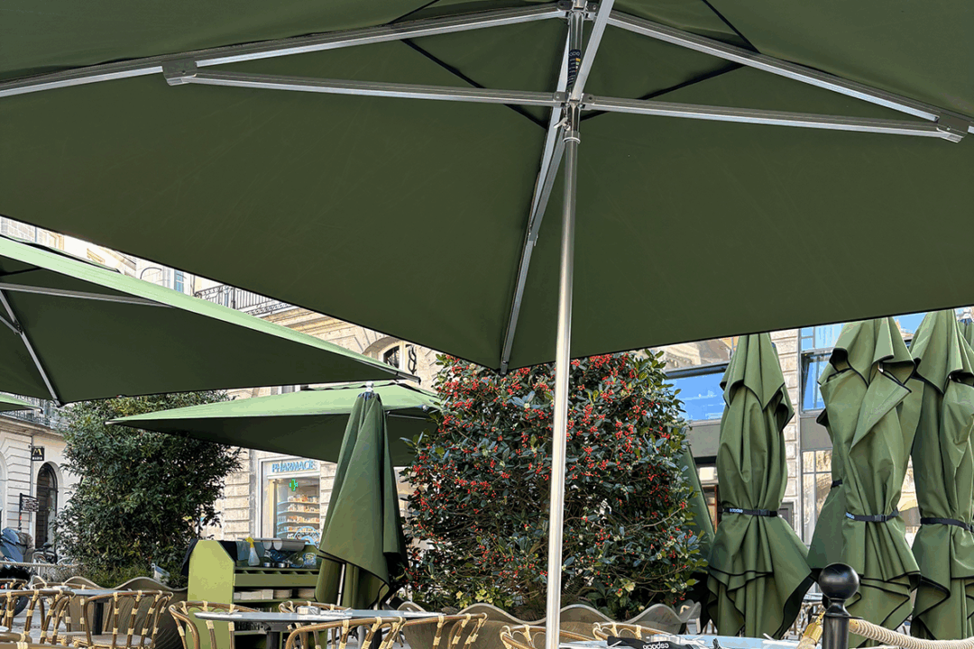 Parasols Cortina installés à la terrasse du restaurant Pilgrim à Nantes (44) par ESPACIO