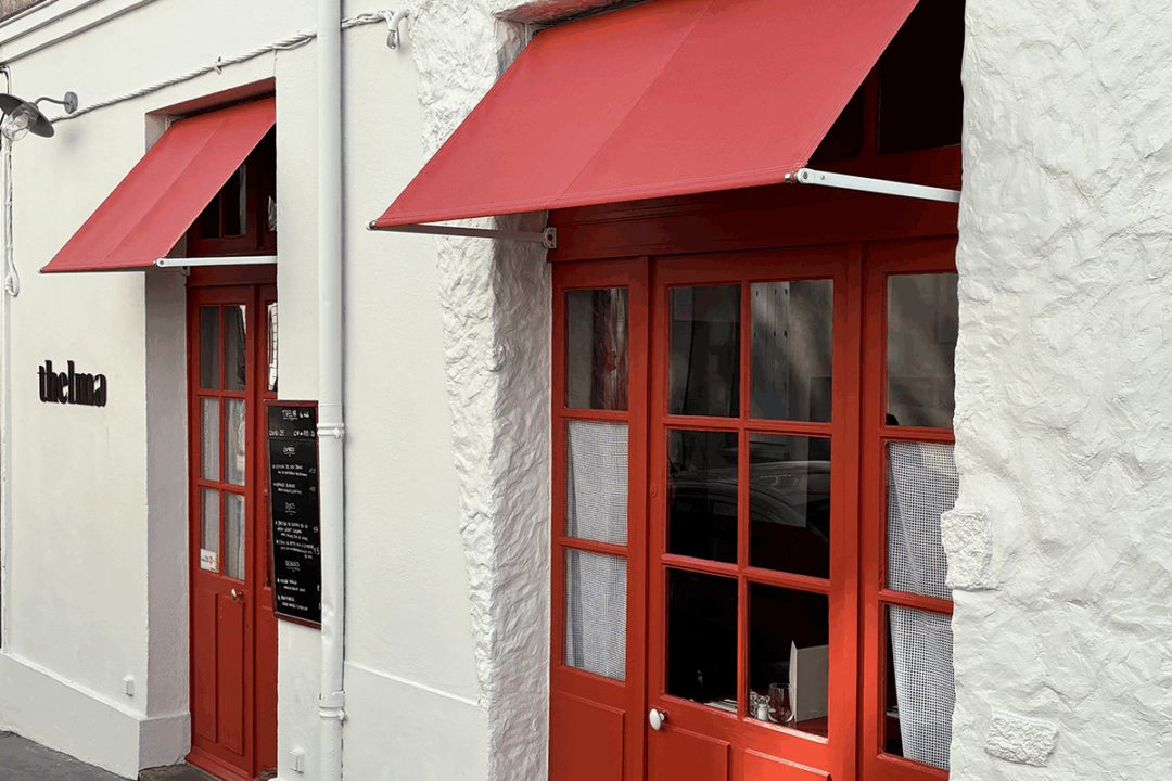 Deux stores à projection installés au bistro Thelma à Nantes (44) par ESPACIO
