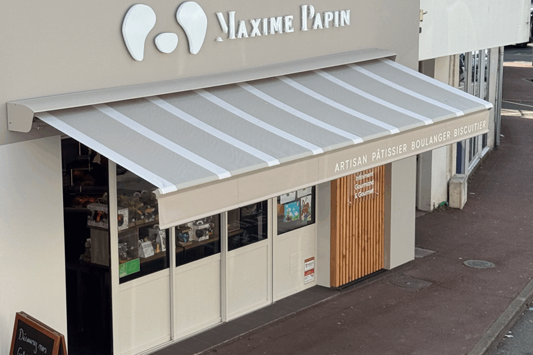 Store banne Madrid installé à la boulangerie Maxime Papin à Challans (85) par ESPACIO