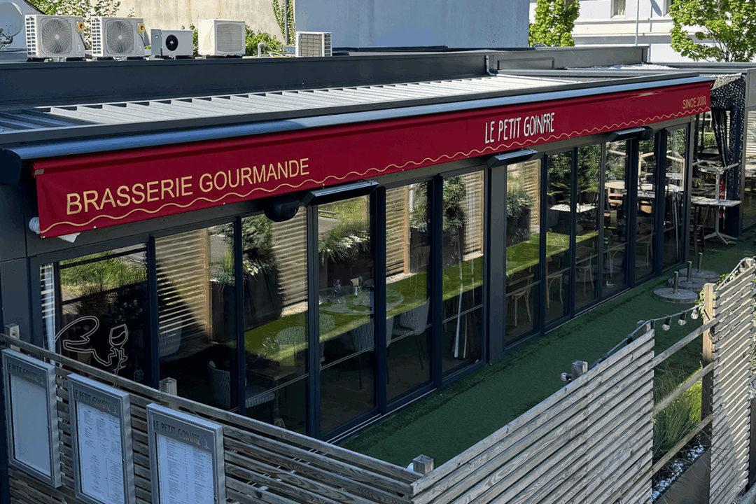 Store banne Madrid installé au restaurant Le Petit Goinfre à Saint-Nazaire (44) par ESPACIO