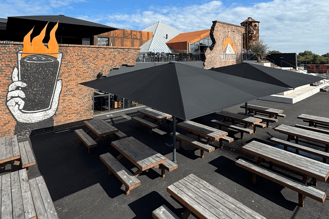 Parasols géants Noblesse 5x6 m et ,6 m installés à la terrasse du Hellcity à Clisson (44) par ESPACIO
