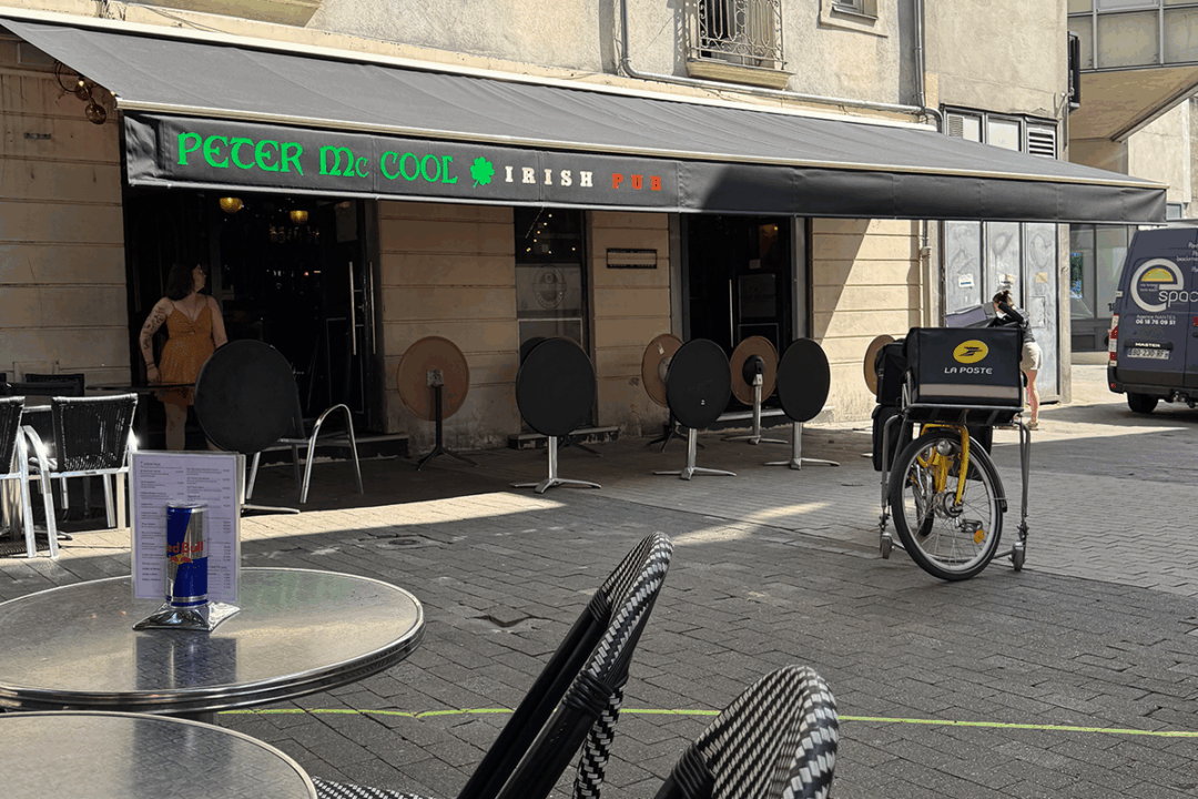Ré-entoilage store banne et installation d'un lambrequin lumineux au Peter Mc Cool - Irish Pub à Nantes (44) par ESPACIO