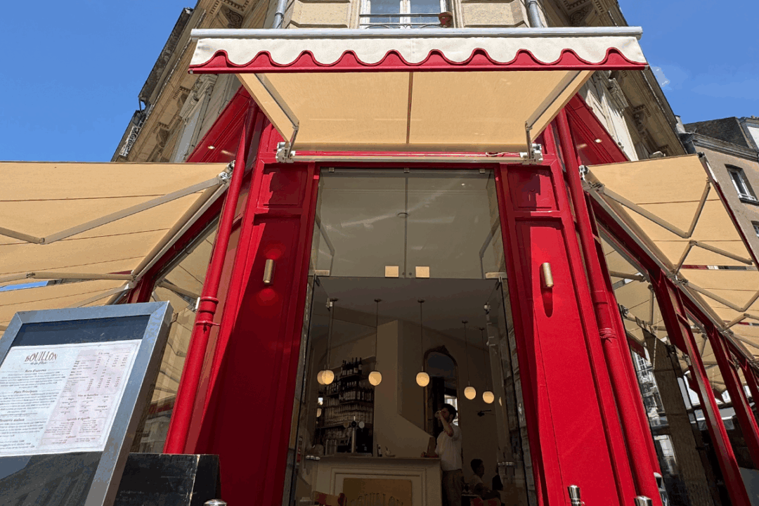 8 stores bannes avec lambrequin à feston installés au restaurant : Bouillon de la paix à Nantes (44) par ESPACIO