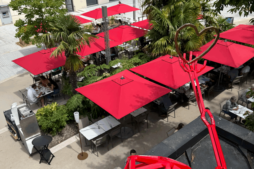 Parasols Cortina installés au restaurant La Tribu Yonnaise en Vendée (85) par ESPACIO