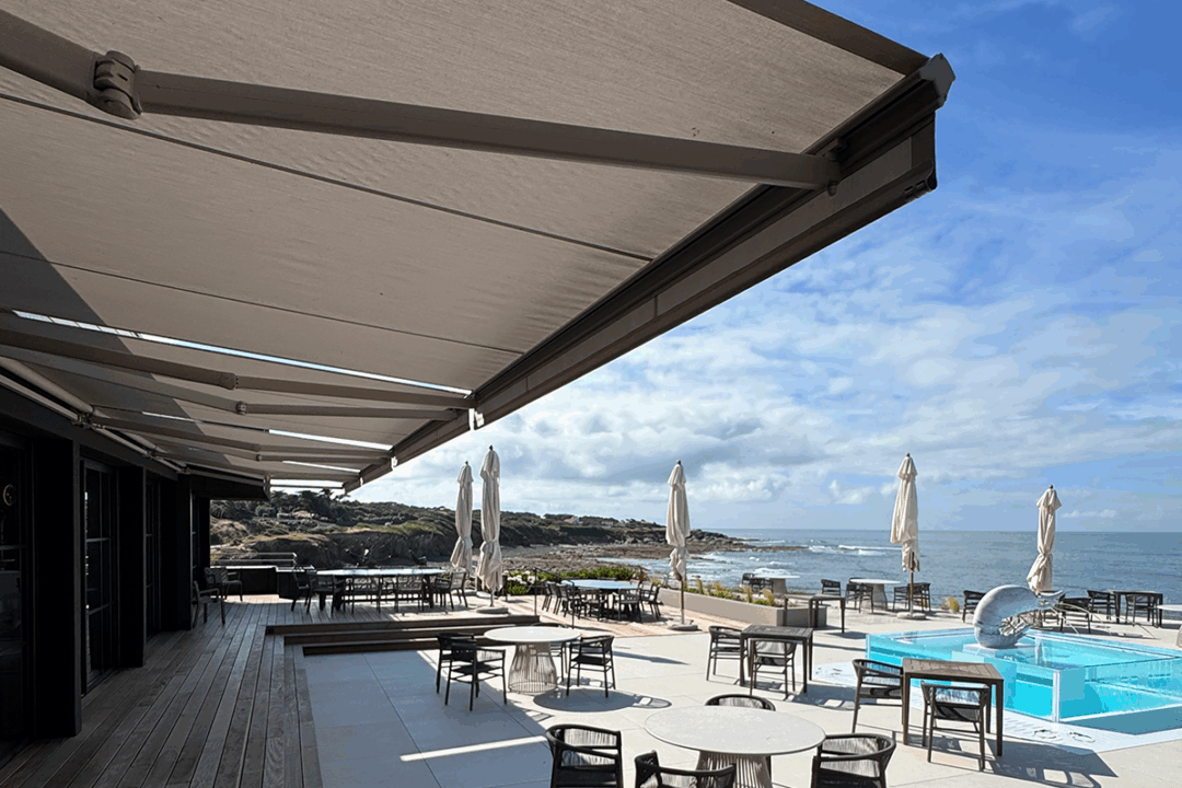 Store Banne Madrid installé au restaurant Cayola aux Sables d'Olonne (85) par ESPACIO