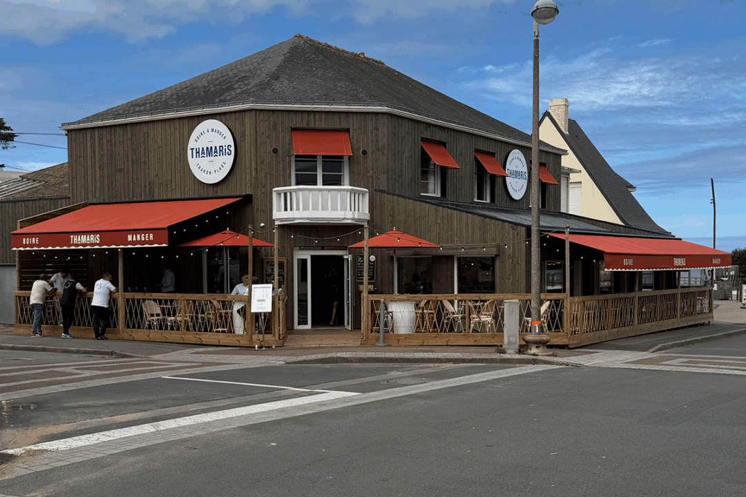 Stores bannes (Madrid et à projection) installés au restaurant Thamaris à Tharon(44) par Tharon (44) par ESPACIO