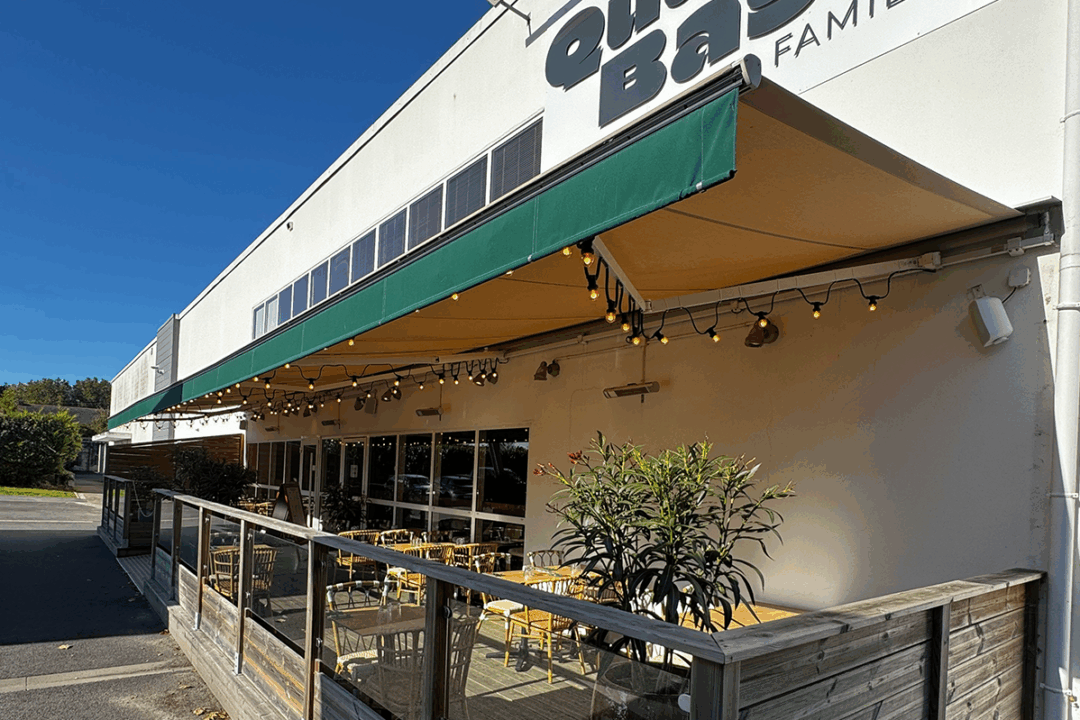 Ré-entoilage d'un store banne de 17 mètres bi-colore au Restaurant Quanto Basta à Guérande (44) par ESPACIO