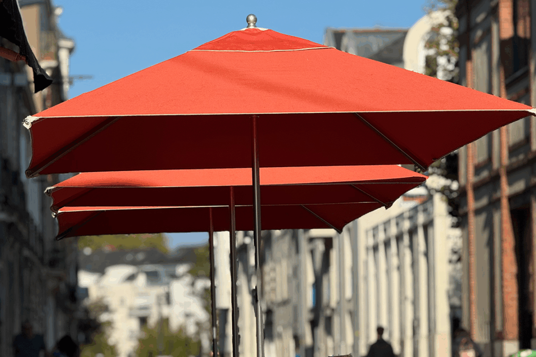 3 parasols Cortina installés à la terrasse du bar à vins Le Mirza à Nantes (44) par ESPACIO