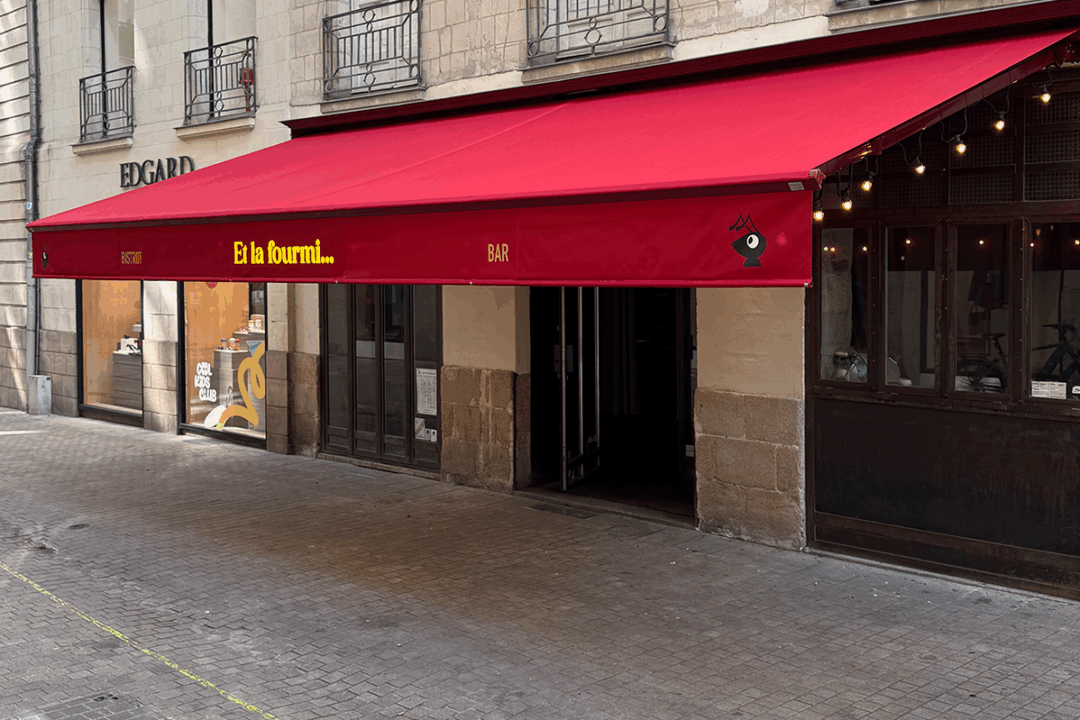 Store Banne Madrid avec lambrequin lumineux et peint installé au bistrot bar Et la fourmi... à Nantes (44) par ESPACIO