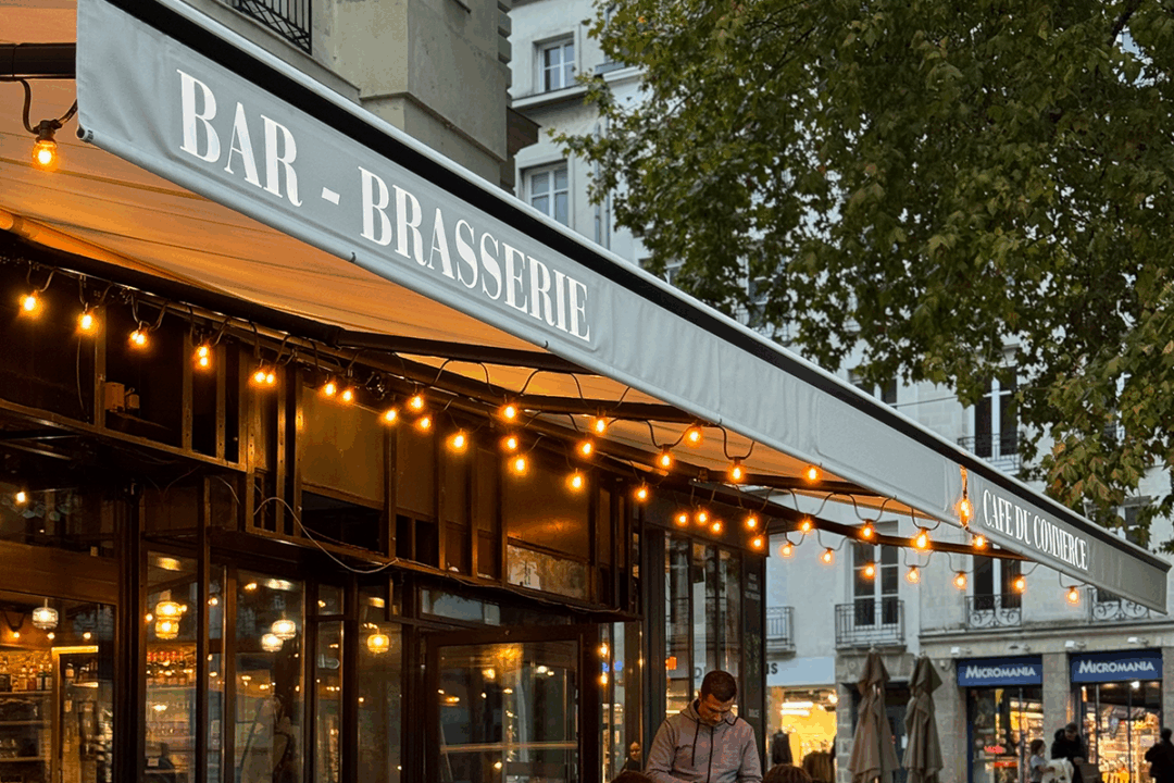 Store Banne Madrid avec lambrequin lumineux installé au Café du Commerce Nantes (44) par ESPACIO