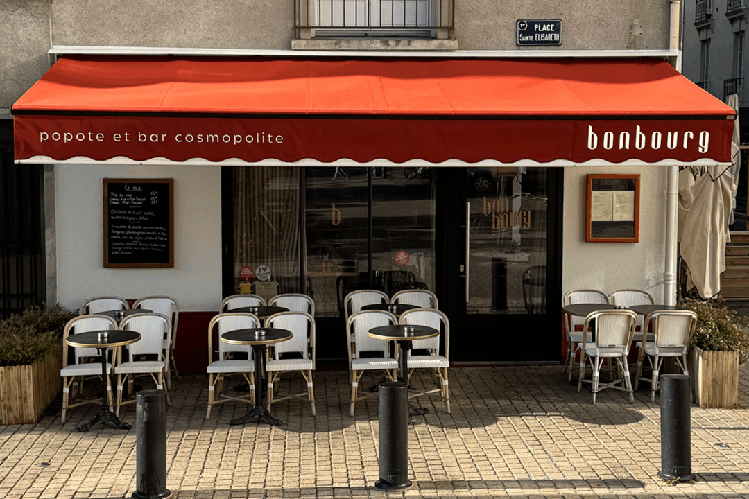 Store Banne Madrid avec lambrequin lumineux et peint installé au restaurant Bonbourg à Nantes (44) par ESPACIO