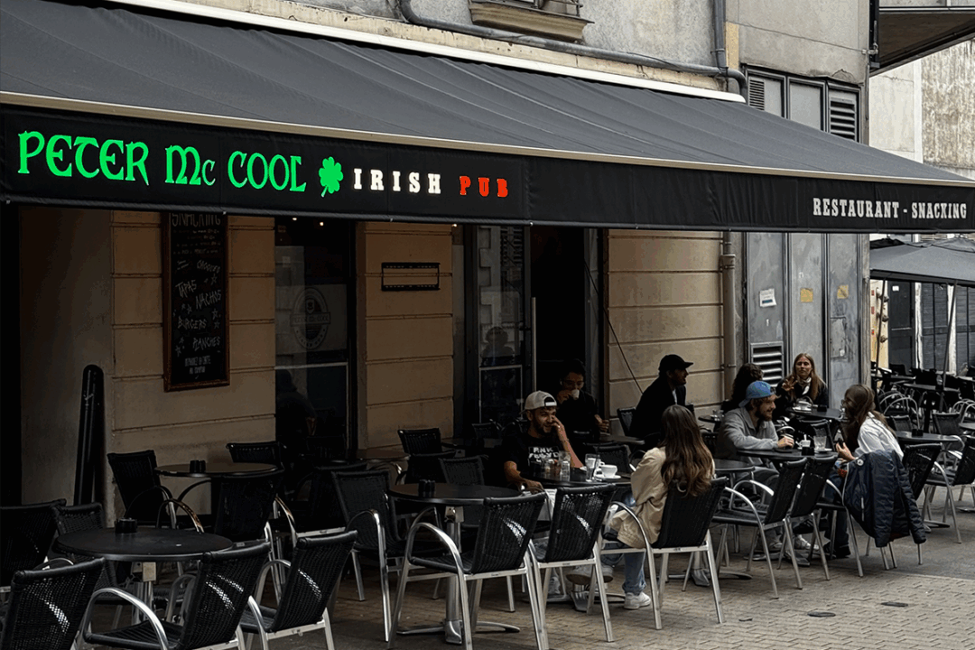 Ré-entoilage store banne et installation d'un lambrequin lumineux au Peter Mc Cool - Irish Pub à Nantes (44) par ESPACIO