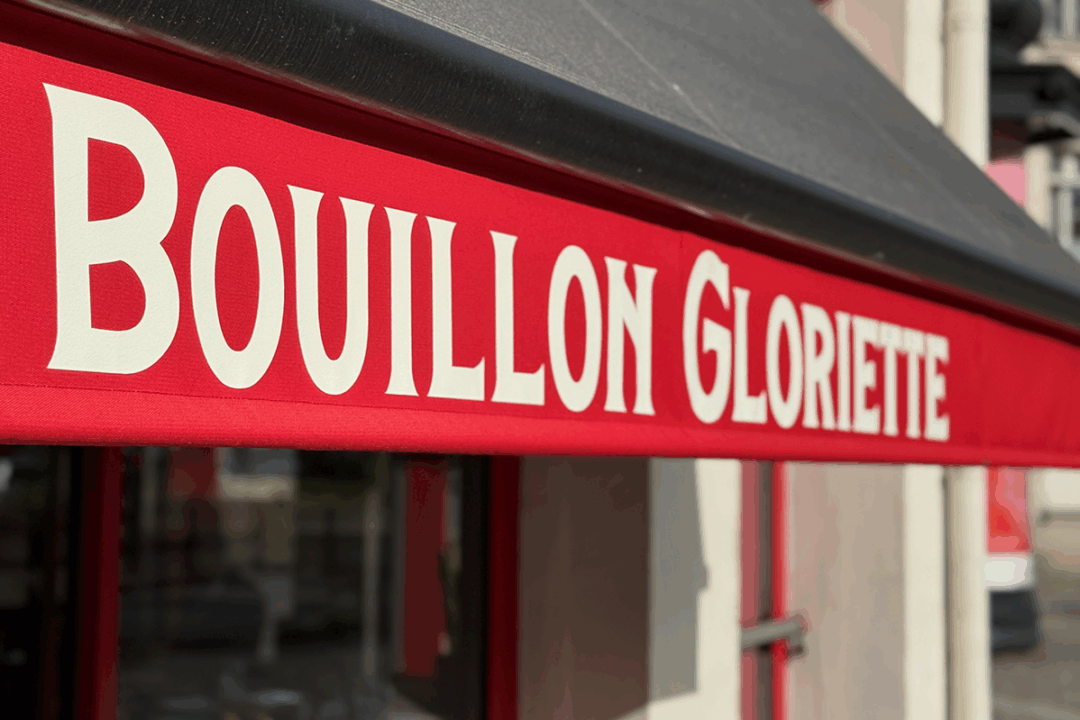 Lambrequin peint sur store banne installé au restaurant Bouillon Gloriette à Nantes (44) par ESPACIO
