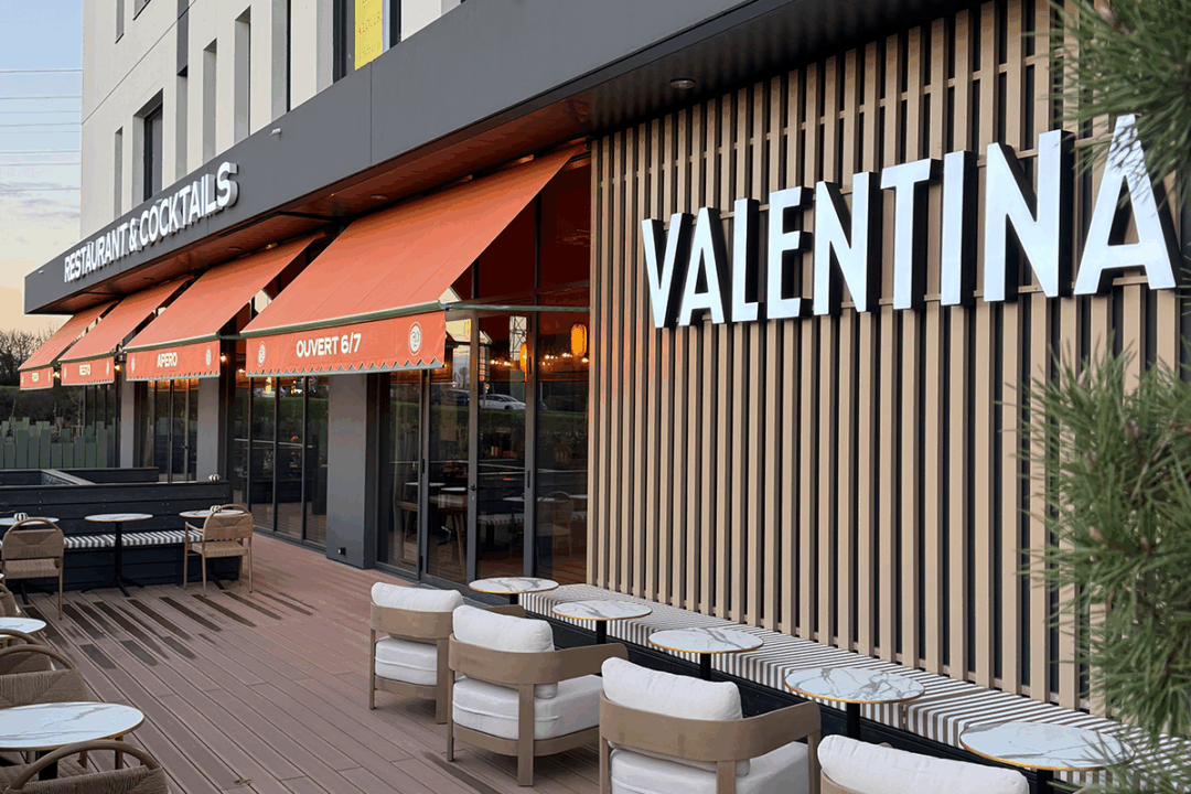 4 stores bannette à projection installés à la terrasse du restaurant Valentina à Rezé (44) par ESPACIO.